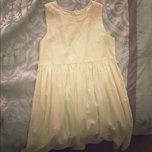 I’m selling a beautiful yellow dress